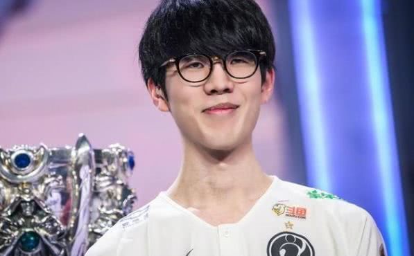 Royal Never Give Up VS Invictus Gaming 1月25日